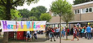 Schüler der Paul-Dohrmann-Schule Dortmund begrüßen zum Schulanfang mit einem Willkommen-Plakat