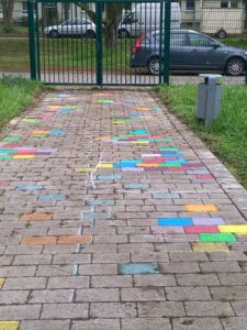 der bunte weg ist schon etwas bunt